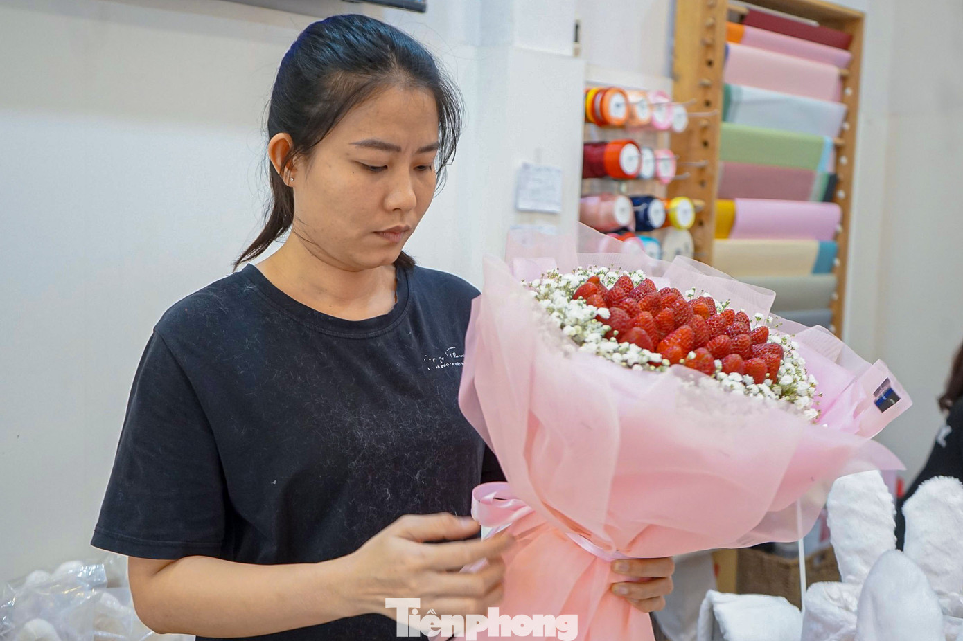 Để tạo nên những sản phẩm độc đáo có tính cạnh tranh cao, được nhiều người săn đón, các nhân viên của cửa hàng phải dày công thiết kế và bỏ ra hàng giờ để cắm từng bó. Giá của các sản phẩm dao động từ 600.000 đến 1.500.000 đồng/bó, tùy vào nguyên liệu và kích cỡ. Để tạo nên những sản phẩm độc đáo có tính cạnh tranh cao, được nhiều người săn đón, các nhân viên của cửa hàng phải dày công thiết kế và bỏ ra hàng giờ để cắm từng bó. Giá của các sản phẩm dao động từ 600.000 đến 1.500.000 đồng/bó, tùy vào nguyên liệu và kích cỡ.