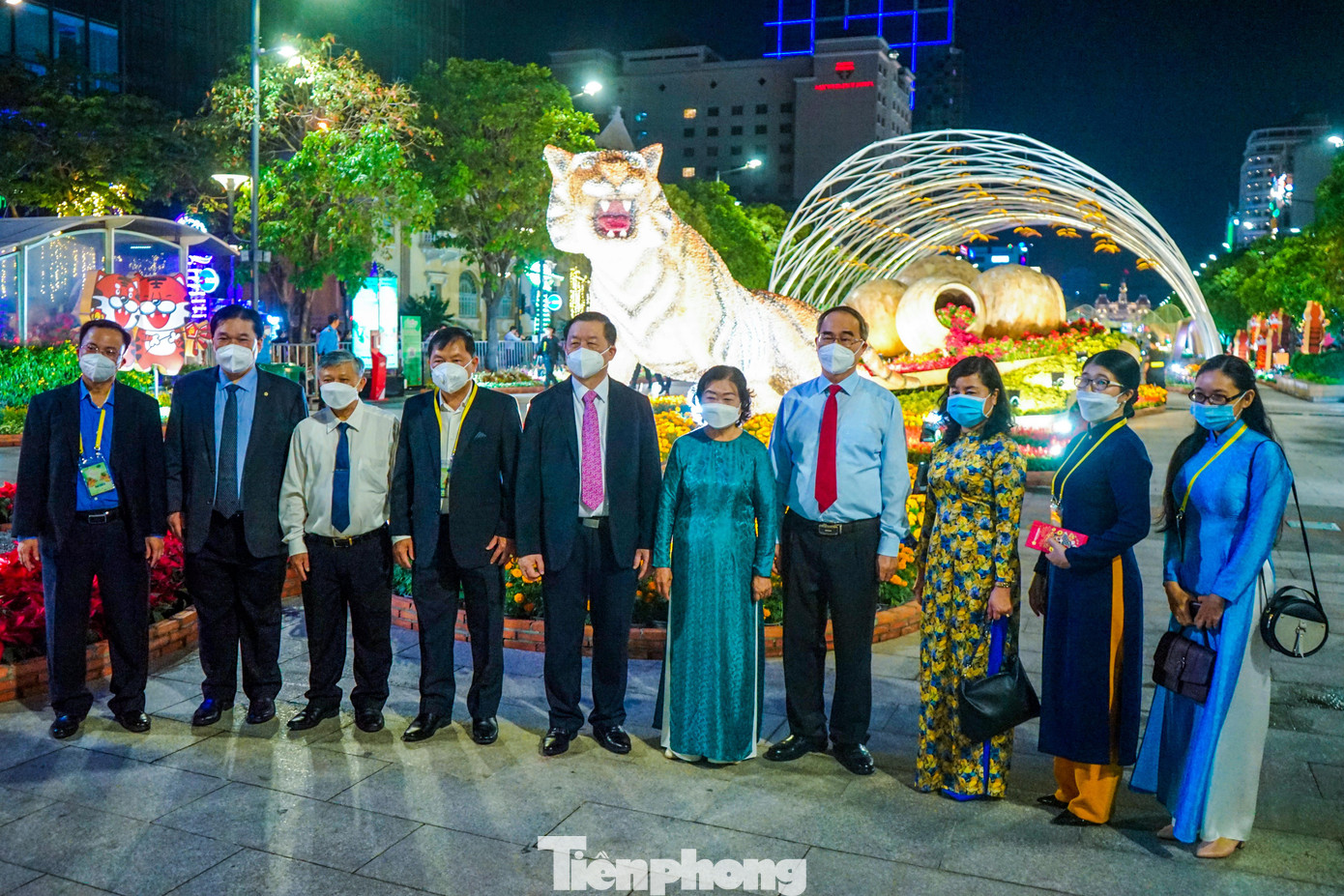 Năm nay cũng là lần đầu tiên, sỏi được chọn làm chất liệu để thể hiện linh vật cho đường hoa. Những viên sỏi được chọn lọc kỹ về kích thước, hình dáng, màu sắc bao bọc xung quanh kết cấu thép và xốp, tạo nên linh vật hổ cao 3,5m, dài 8m và nặng gần 2 tấn. Năm nay cũng là lần đầu tiên, sỏi được chọn làm chất liệu để thể hiện linh vật cho đường hoa. Những viên sỏi được chọn lọc kỹ về kích thước, hình dáng, màu sắc bao bọc xung quanh kết cấu thép và xốp, tạo nên linh vật hổ cao 3,5m, dài 8m và nặng gần 2 tấn.