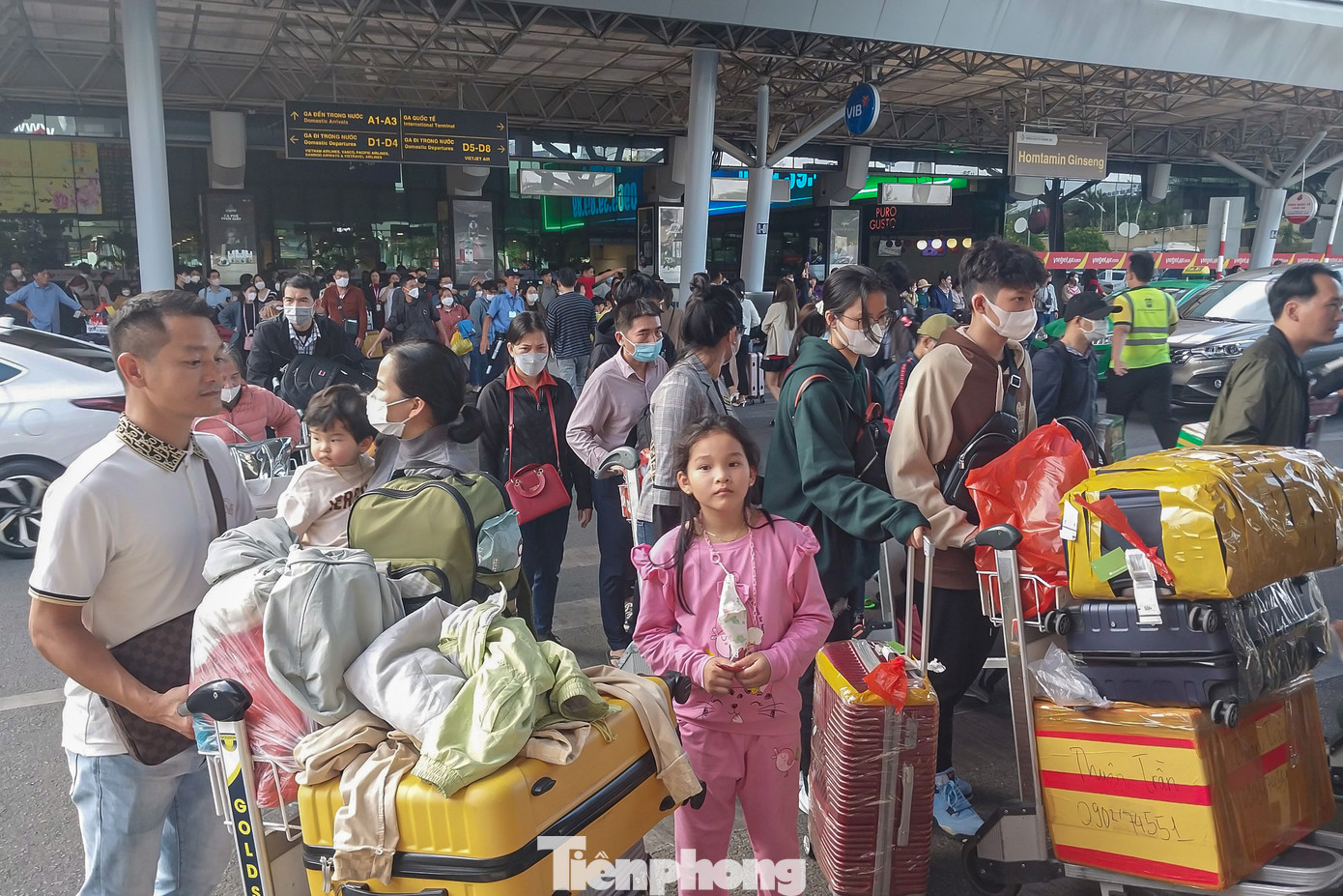 Khu vực ga đến của nhà ga quốc nội, đông nghịt hành khách mang vali, đẩy xe hành lý. Khu vực ga đến của nhà ga quốc nội, đông nghịt hành khách mang vali, đẩy xe hành lý.