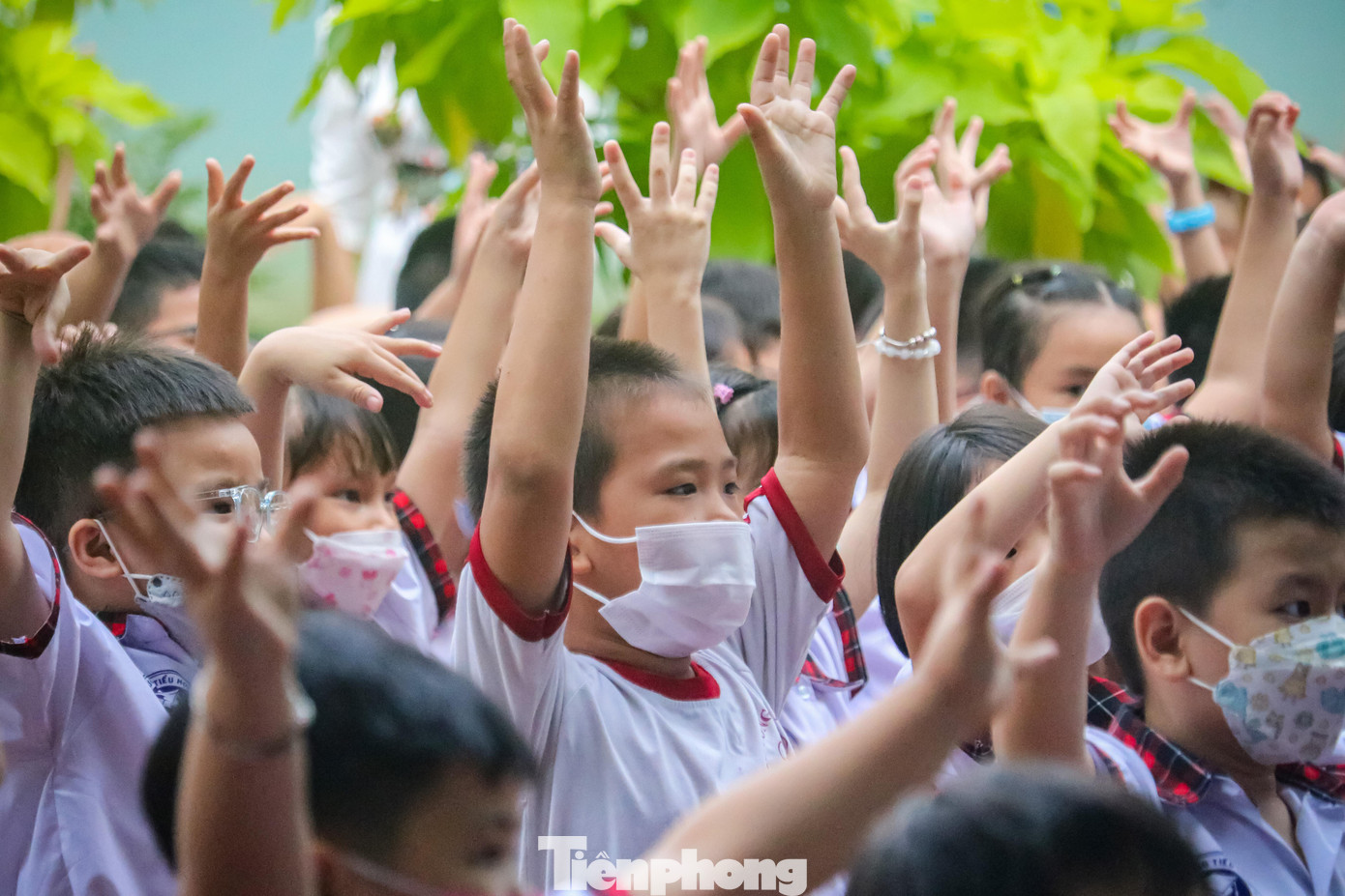 Sau khi đọc thư chúc mừng của Chủ tịch nước, cô Đặng Thị Kim Hương, hiệu trưởng trường Tiểu học Bùi Hữu Nghĩa đánh trống khai giảng. Một năm học mới chính thức được bắt đầu khiến nhiều học sinh vô cùng phấn khởi