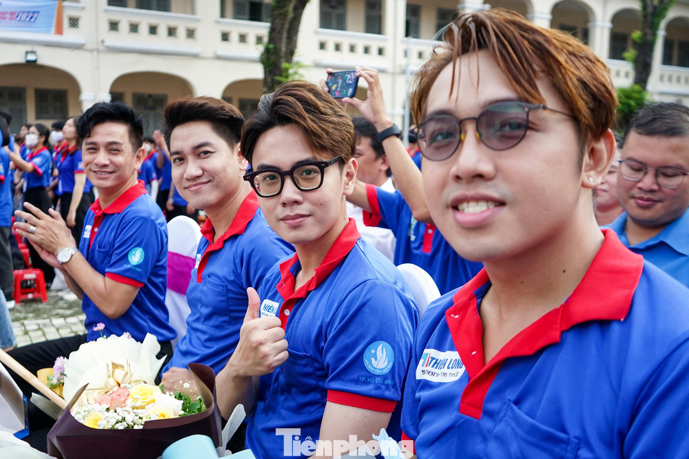 Ngoài các tình nguyện viên, chương trình còn có sự góp mặt của nhiều văn nghệ sĩ nổi tiếng Ngoài các tình nguyện viên, chương trình còn có sự góp mặt của nhiều văn nghệ sĩ nổi tiếng