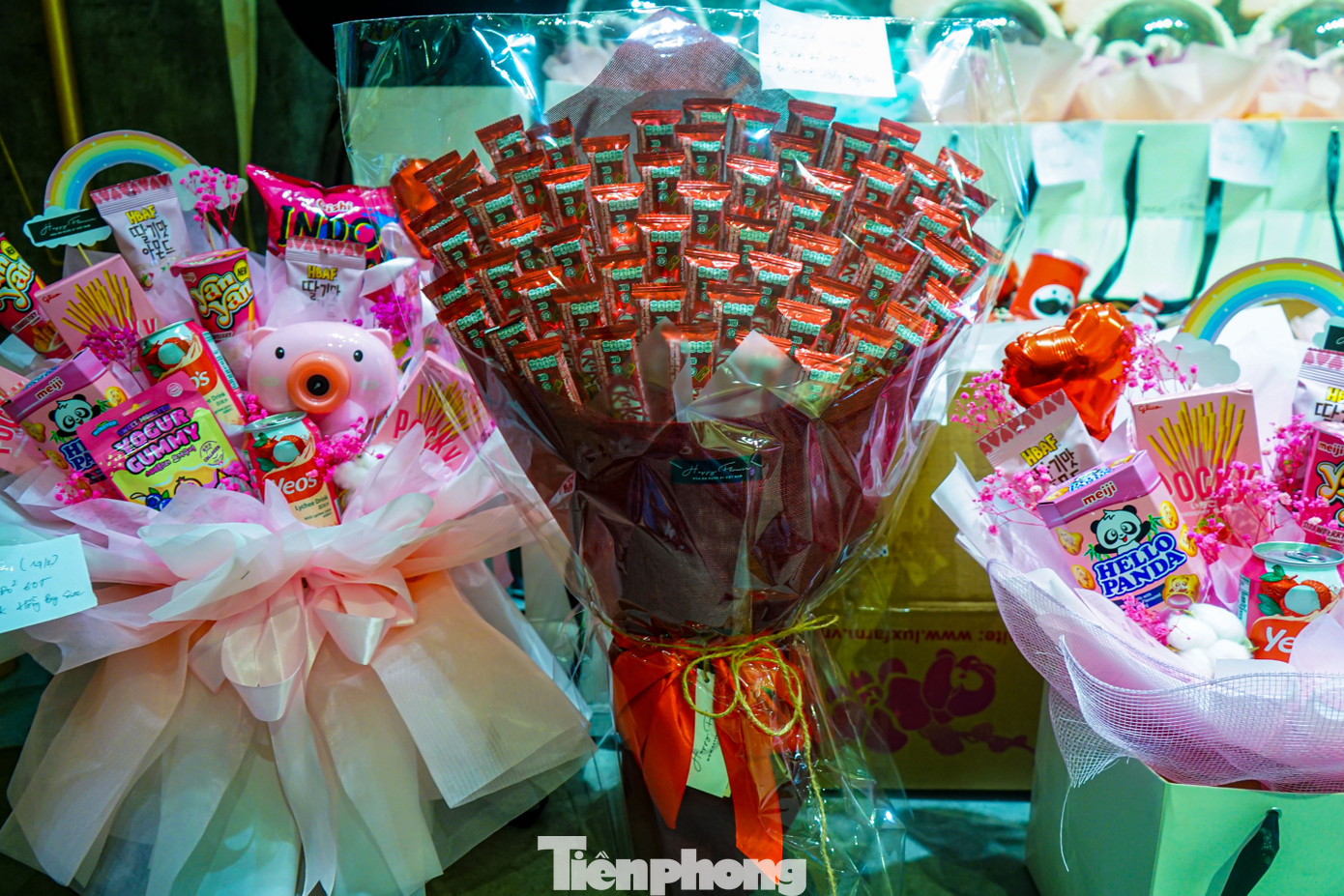 Tương tự như năm trước, các loại quà tặng trong mùa Valentine năm nay được nhiều người săn đón là những bó hoa được kết các loại hoa nhập khẩu và trang trí nhiều bánh kẹo có thể ăn được hoặc từ những món đồ chơi độc lạ. Tương tự như năm trước, các loại quà tặng trong mùa Valentine năm nay được nhiều người săn đón là những bó hoa được kết các loại hoa nhập khẩu và trang trí nhiều bánh kẹo có thể ăn được hoặc từ những món đồ chơi độc lạ.