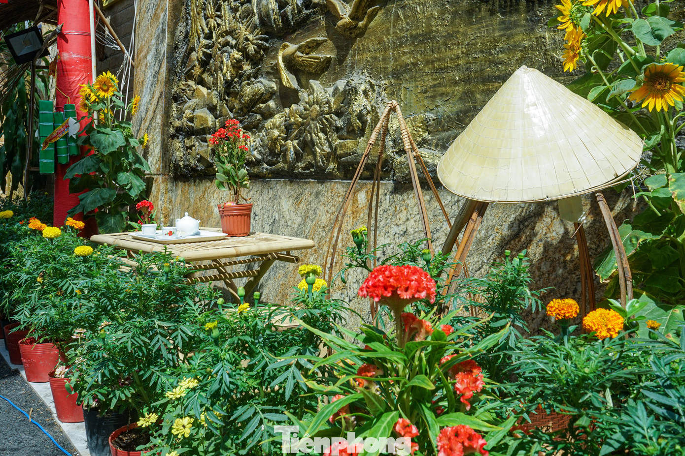 Hẻm 153 Nguyễn Thượng Hiền được trang trí bằng nhiều đồ thủ công mỹ nghệ. Có nơi, không gian trưng bày tương tự như phố Ông đồ cúng nhiều chậu hoa tươi nhìn rất đẹp mắt