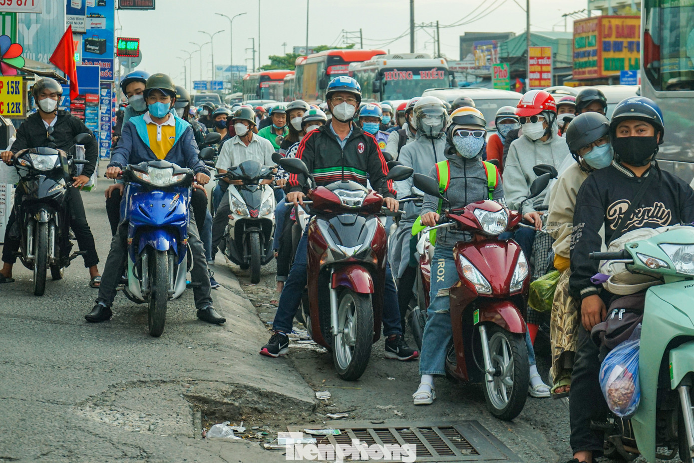 Ghi nhận tại cửa ngõ phía tây, đoạn ngã tư Nguyễn Hữu Trí - QL1A (huyện Bình Chánh) lúc 17h20 có rất đông người dân chở hành lý lỉnh kỉnh ùn ùn đổ về TPHCM sau kì nghỉ Tết Nguyên đán 2023.
