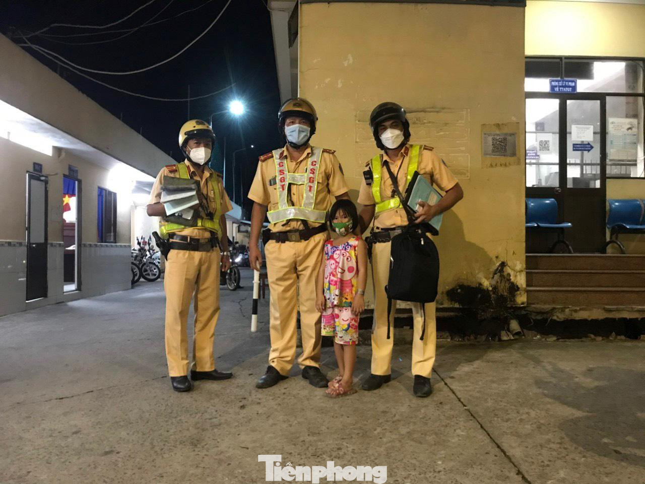 Tổ tuần tra Đội CSGT An Lạc đưa cháu bé đi lạc về trụ sở chăm sóc