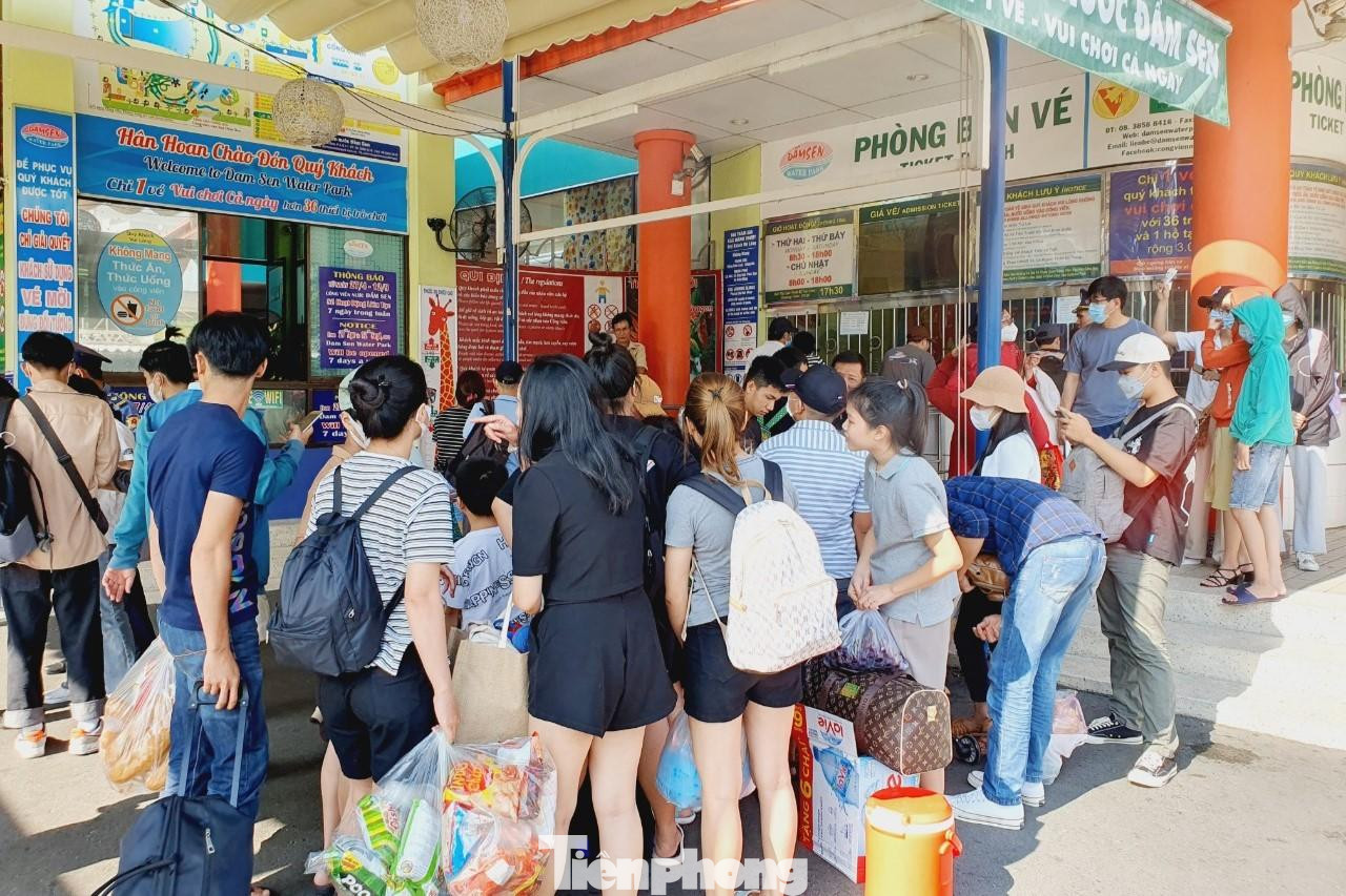 Tại Công viên văn hóa Đầm Sen (hay còn được gọi là Đầm Sen khô) và công viên Đầm Sen nước, ngay từ sáng sớm, lượng khách đổ về đây cũng đông không kém Thảo Cầm Viên.