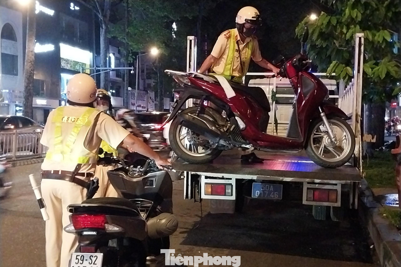 Cả ba trường hợp trên ngoài phải chấp hành việc đóng tiền phạt và bị CSGT tạm giữ giấy tờ thì bên cạnh đó còn phải chấp hành hình phạt bổ sung là tạm giam phương tiện trong vòng 7 ngày. Cả ba trường hợp trên ngoài phải chấp hành việc đóng tiền phạt và bị CSGT tạm giữ giấy tờ thì bên cạnh đó còn phải chấp hành hình phạt bổ sung là tạm giam phương tiện trong vòng 7 ngày.