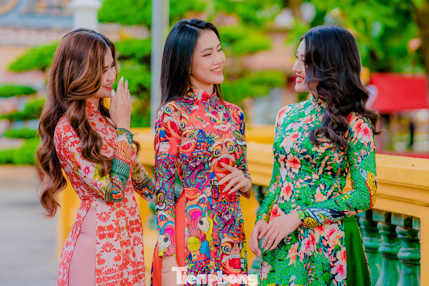 Trong sáng nay, khu vực bên trong Lăng Ông Bà Chiểu cũng có nhiều nữ sinh là hoa khôi, á khôi của các trường đại học trên địa bàn thành phố tranh thủ diện áo dài chụp ảnh.