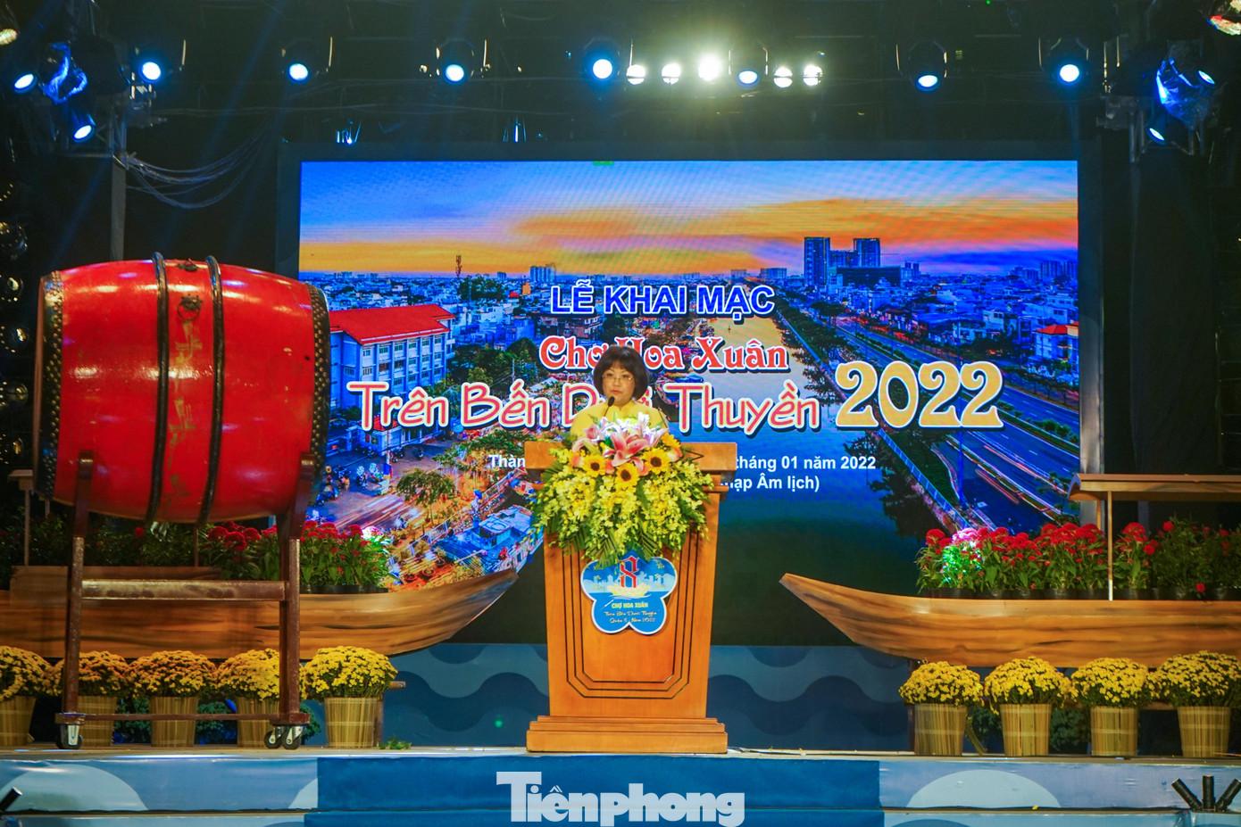 Phát biểu tại lễ khai mạc, bà Nguyễn Thị Thu Hoa - Phó chủ tịch UBND Quận 8 chia sẻ đây là hoạt động được người dân duy trì gần 50 năm nay mỗi độ xuân về. Đến hẹn lại lên, bến Bình Đông tấp nập thuyền, ghe chở đầy hoa kiểng từ miền Tây tạo nên bức tranh "trên bến dưới thuyền" giữa lòng thành phố. Chợ hoa là không gian văn hóa đặc trưng, điểm đến du lịch đặc sắc của quận 8 nói riêng và TPHCM nói chung trong dịp Tết cổ truyền dân tộc. Phát biểu tại lễ khai mạc, bà Nguyễn Thị Thu Hoa - Phó chủ tịch UBND Quận 8 chia sẻ đây là hoạt động được người dân duy trì gần 50 năm nay mỗi độ xuân về. Đến hẹn lại lên, bến Bình Đông tấp nập thuyền, ghe chở đầy hoa kiểng từ miền Tây tạo nên bức tranh "trên bến dưới thuyền" giữa lòng thành phố. Chợ hoa là không gian văn hóa đặc trưng, điểm đến du lịch đặc sắc của quận 8 nói riêng và TPHCM nói chung trong dịp Tết cổ truyền dân tộc.