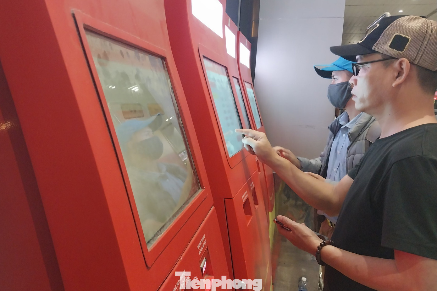 Các quầy check-in tự động tấp nập người sử dụng.