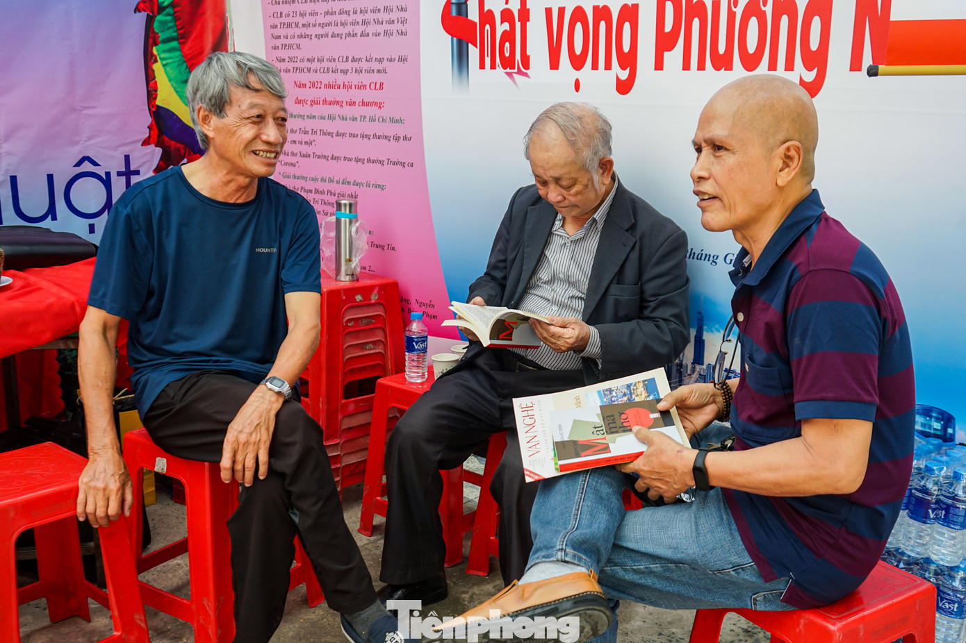 Các nhà thơ giao lưu, chia sẻ kinh nghiệm về việc sáng tác tại Ngày thơ Việt Nam.