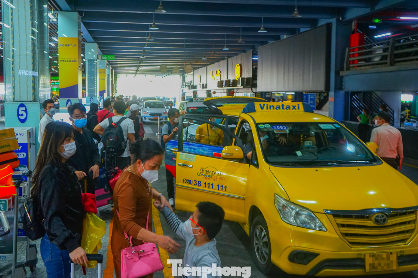 Số lượng taxi luôn &quot;hụt hơi&quot; so với lượng hành khách tăng cao.