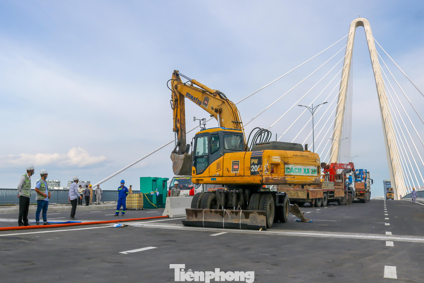 Nhưng đến 15h, các phương tiện vẫn chưa được lưu thông qua cầu Thủ Thiêm 2 do các công nhân chưa hoàn trả lại mặt đường trên cầu sau khi dựng sân khấu tổ chức lễ khánh thành sáng nay.