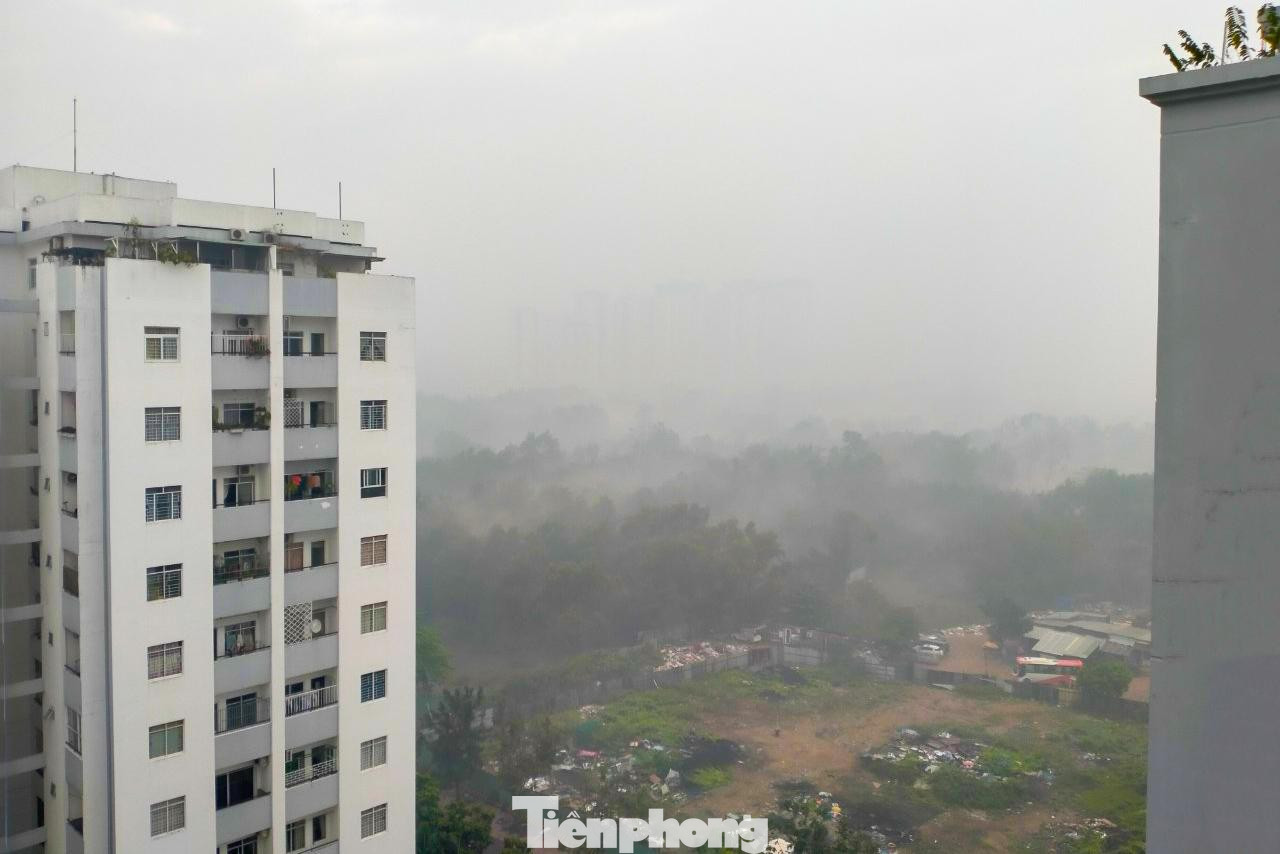 Khói từ việc đốt rác bay dày đặc như sương mù