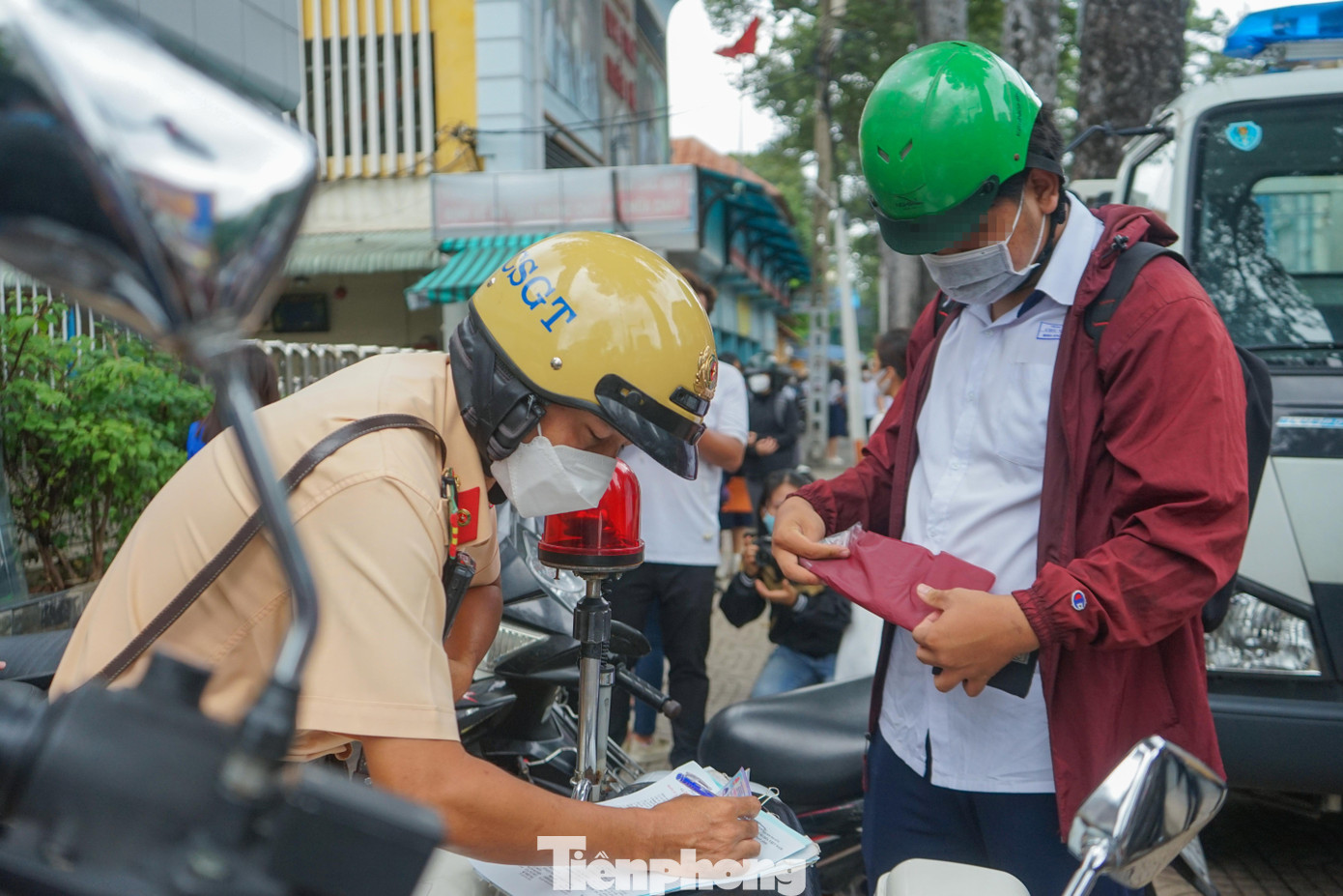 Tổ công tác tiến hành lập biên bản đối với em K. Tổ công tác tiến hành lập biên bản đối với em K.