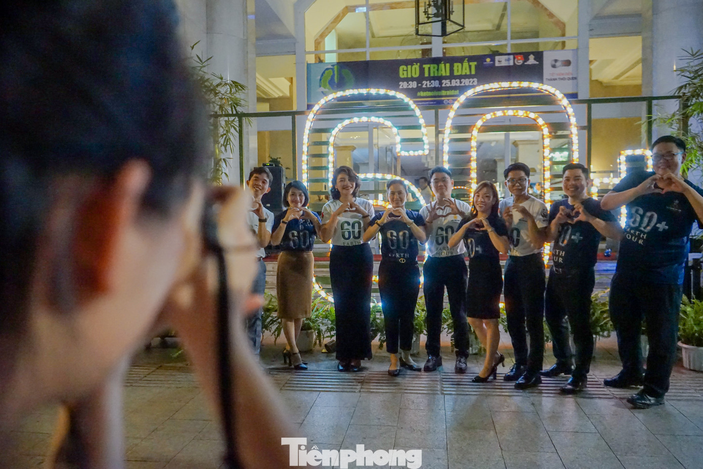 Tại TPHCM, ngay sau lễ phát động Chiến dịch giờ trái đất diễn ra vào tối 25/3 tại Nhà văn hóa Thanh niên, rất đông người dân, đặc biệt là các bạn trẻ đã xuống đường tham gia các hoạt động hưởng ứng.