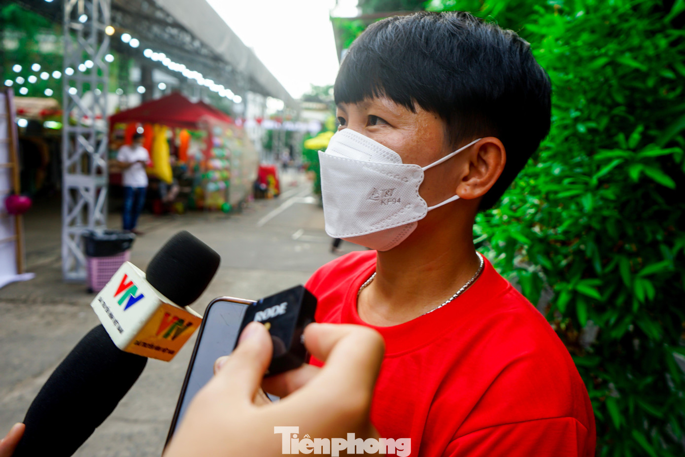 Tiền vệ Nguyễn Thị Bích Thuỳ khi được một đoàn viên nhờ truyền lửa cho các bạn trẻ, Bích Thuỳ vui vẻ trả lời: &quot;Con đường đến thành công của chúng ta rất chông gai và không bằng phẳng, thậm chí tôi và các tuyển thủ ở đây đã thất bại rất nhiều lần về việc chinh phục giấc mơ World Cup nhưng có hoài bão có ước mơ, chắc chắn sẽ mang đến sự thành công cho tất cả các bạn vào một ngày không xa&quot;.