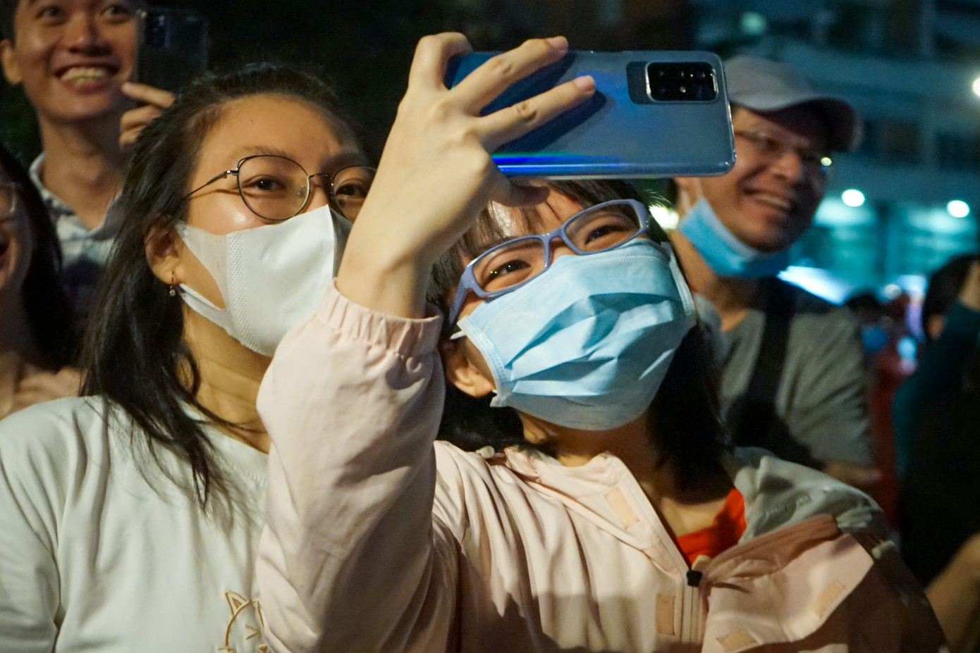 "Tôi thấy màn trình vô cùng hiện đại, các flycam bay rất đồng đều theo đội hình tạo thành nhiều hình ảnh vô cùng độc đáo khiến tôi cảm thấy thích thú", chị Nguyễn Ngọc Ánh Nguyệt (ngụ quận 10) chia sẻ. "Tôi thấy màn trình vô cùng hiện đại, các flycam bay rất đồng đều theo đội hình tạo thành nhiều hình ảnh vô cùng độc đáo khiến tôi cảm thấy thích thú", chị Nguyễn Ngọc Ánh Nguyệt (ngụ quận 10) chia sẻ.