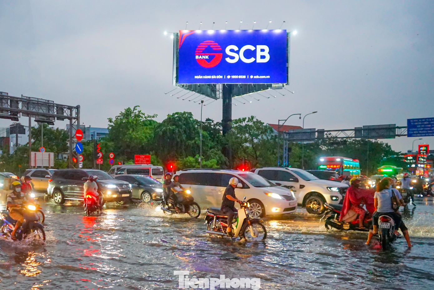 Theo người dân, đoạn có nhiều phương tiện chết máy nhất là ngã tư Võ Văn Kiệt - Hồ Học Lãm vì nơi đây rất gần với 2 công ty sản xuất nhựa và trường học, lúc chiều tối công nhân và học sinh ra về rất đông.
