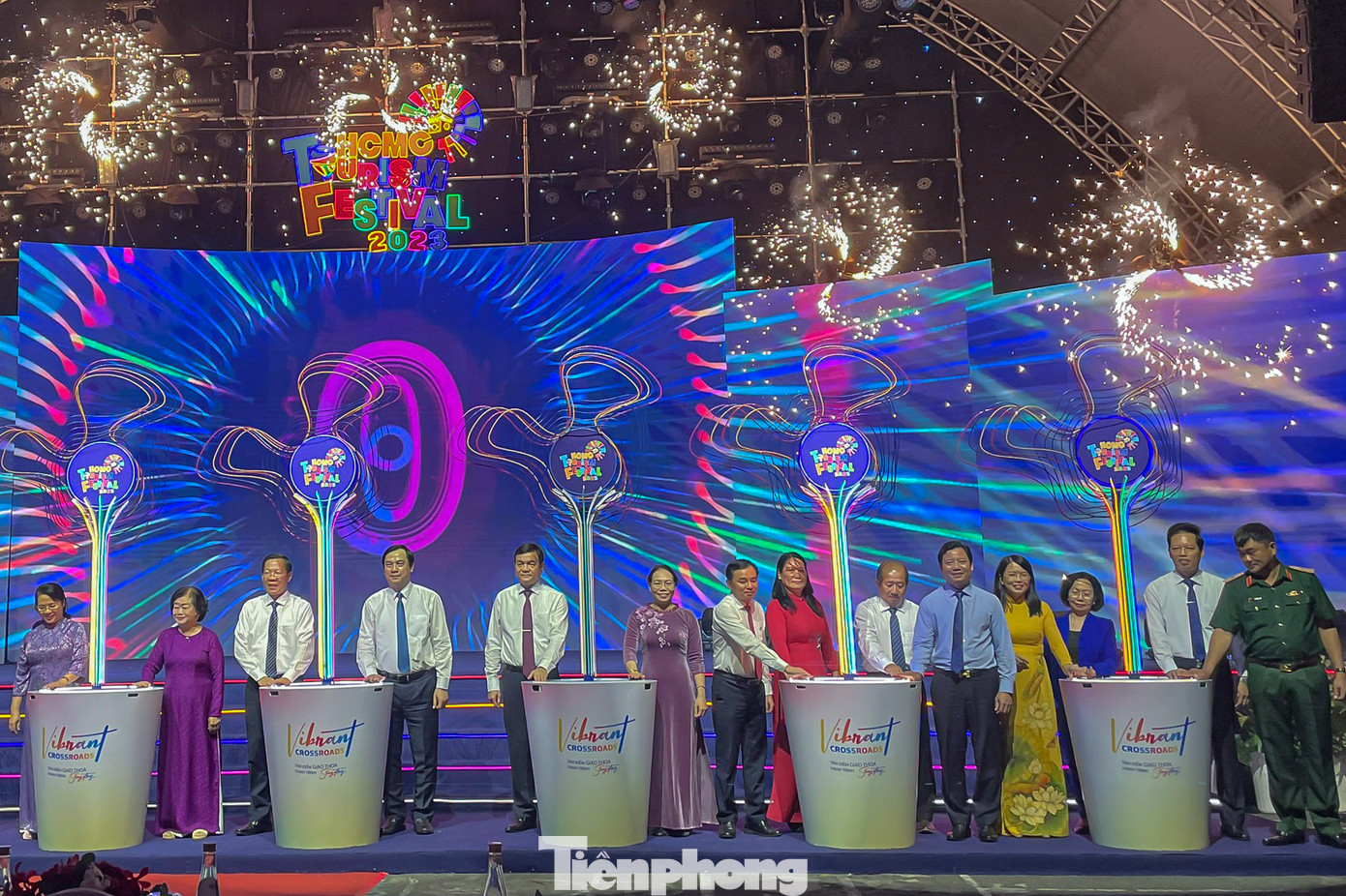 Ngày hội Du lịch TPHCM lần thứ 19 được nhiều lãnh đạo tham dự và thực hiện thủ tục khai mạc.