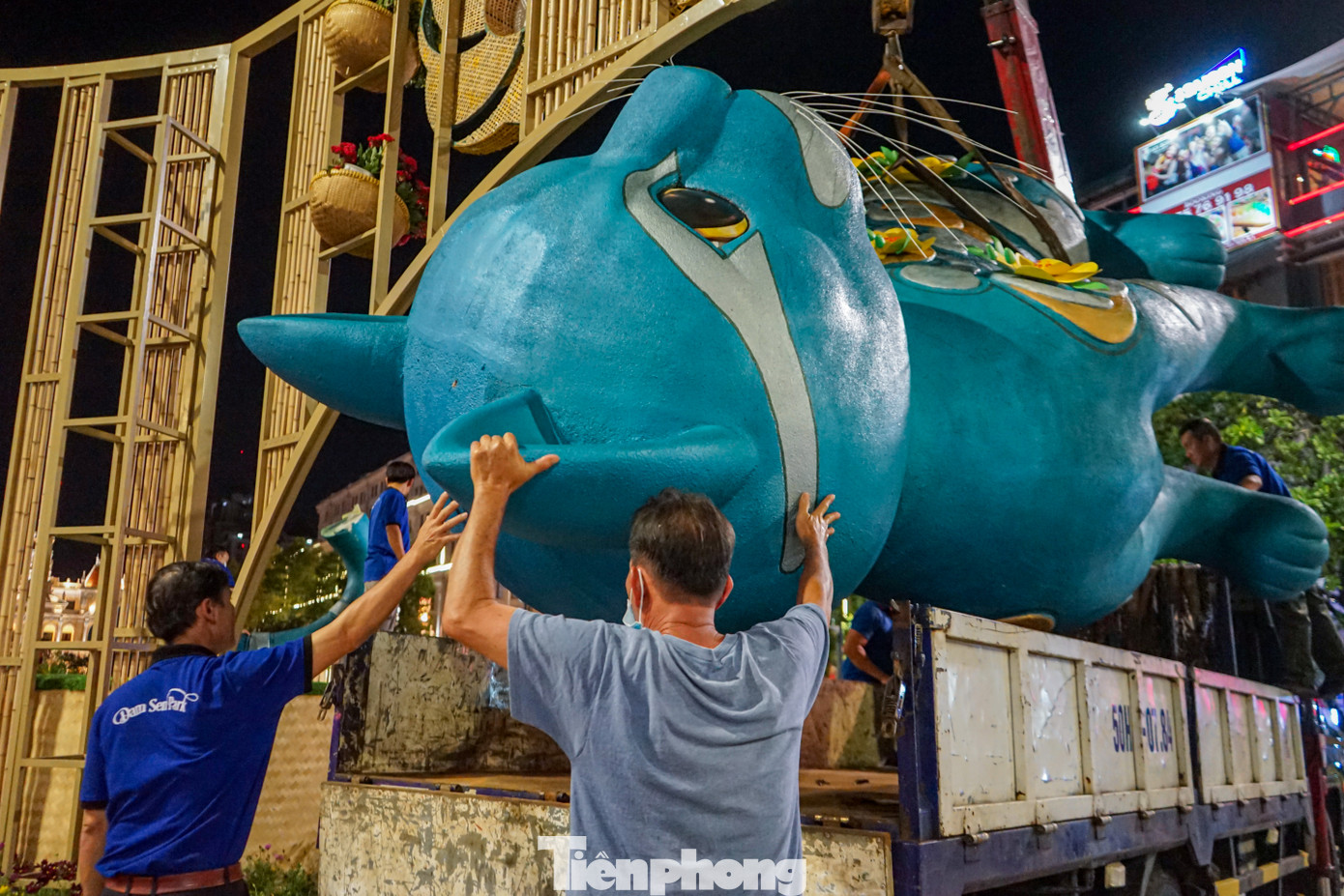 Ngay đầu đường hoa, đoạn gần đài phun nước, các linh vật chú mèo ở cổng chào mừng xuân Quý Mão lần lượt được các công nhân tháo dỡ và cẩu lên xe tải mang về cất ở Khu du lịch Đầm Sen.