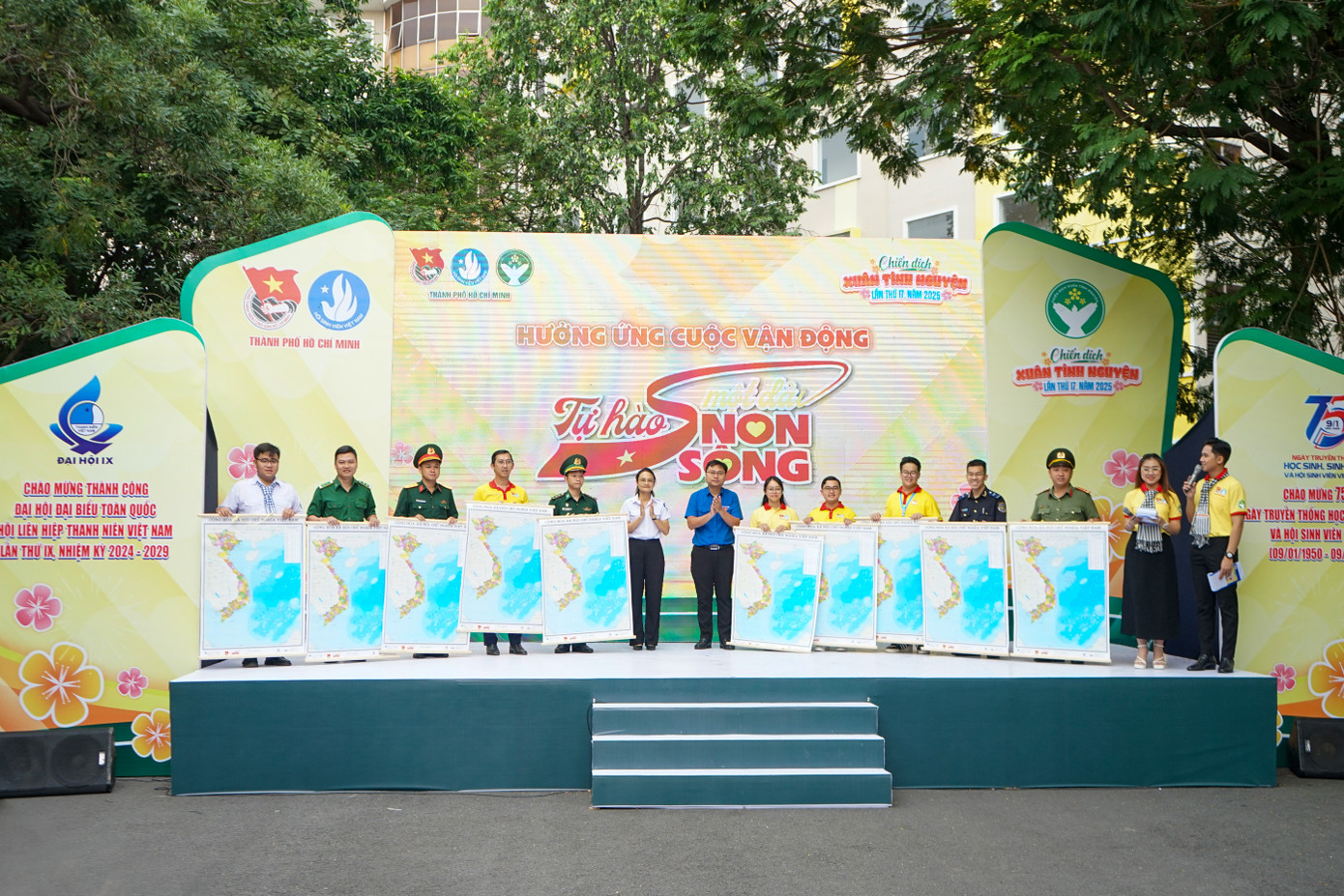 Các đại biểu và ban chỉ huy chiến dịch trao bản đồ Việt Nam để tri ân đến các đơn vị đồng hành.