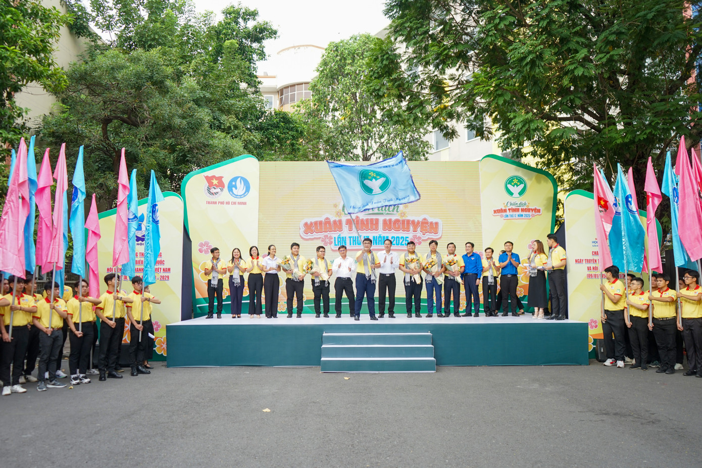 Nghi thức phất cờ lệnh, tuyên bố ra quân Chiến dịch Xuân Tình nguyện lần thứ 17, năm 2025.