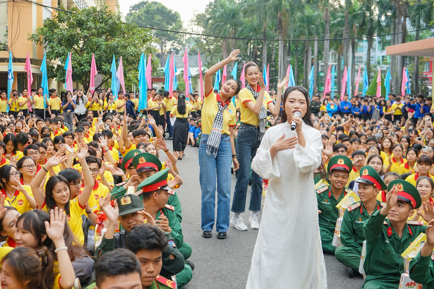 Hoa hậu Ngọc Châu, Hoa hậu Bảo Ngọc cùng ca sĩ Phương Mỹ Chi trong vai trò đại sứ, giao lưu cùng các chiến sĩ tại Lễ ra quân.