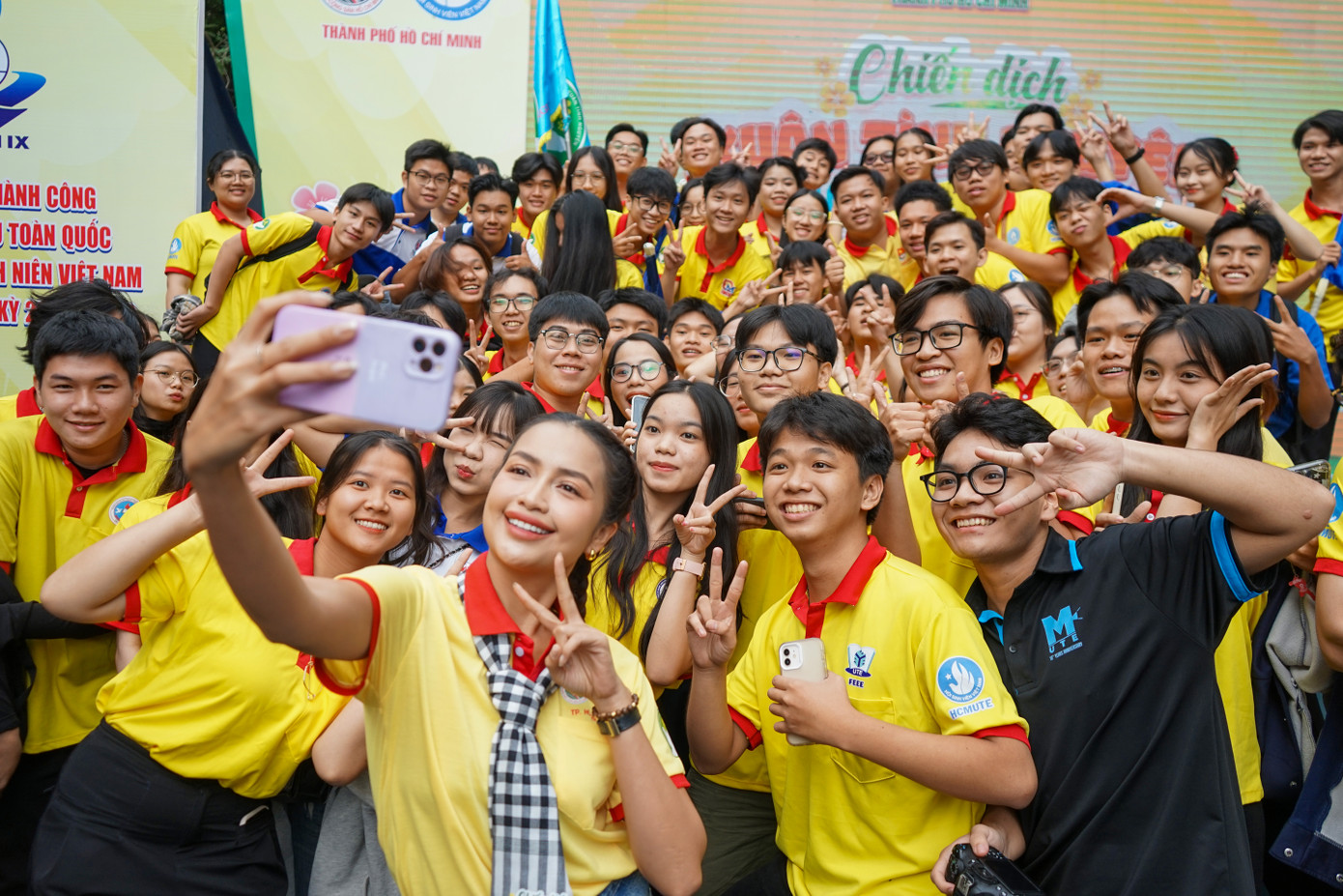 “Tôi cảm thấy hoạt động này là nơi chia sẻ sự yêu thương, năng lượng tích cực của sinh viên tình nguyện", Hoa hậu Ngọc Châu chia sẻ.