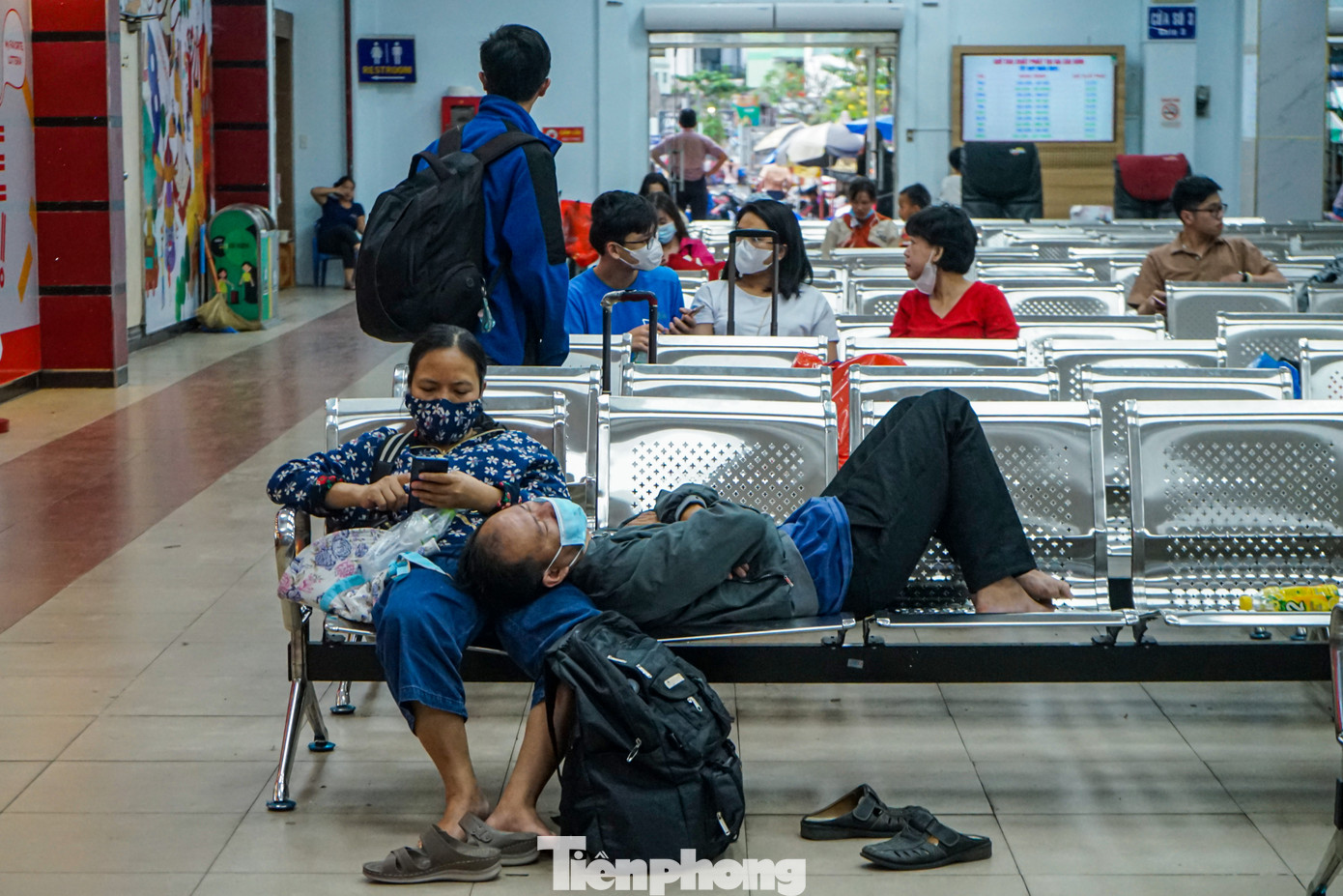 Đại diện ga Sài Gòn cho biết, những hành khách chờ lên tàu hầu hết sinh sống ở các tỉnh phía Bắc và miền Trung do hoàn cảnh, đặc thù công việc nên phải đón Tết nơi đất khách và sau Tết mới về quê sum họp với gia đình.