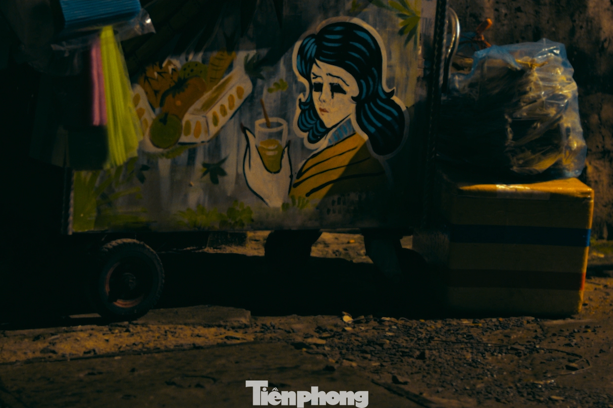 Hình ảnh cô gái trên xe nước mía được đoàn làm phim tái hiện trong một phân cảnh quay trước cổng Thảo Cầm viên Sài Gòn