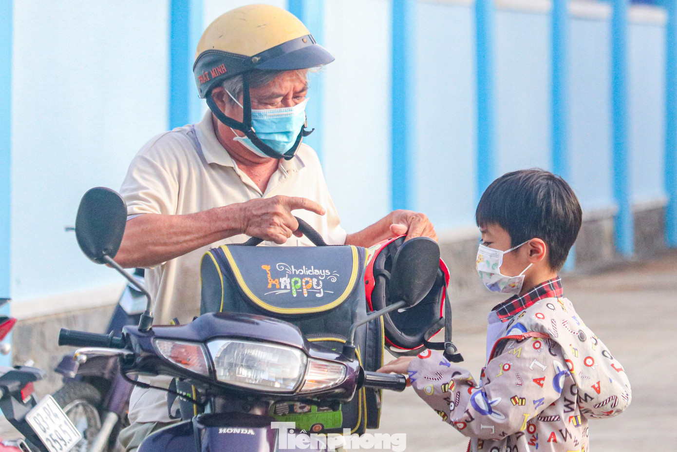 “Sáng sớm nay là ngày ngày rất quan trọng vì cháu chính thức bước vào năm học mới nên dù nhà còn bao việc nhưng tôi vẫn bỏ thời gian chở cháu đến trường”, ông Hòa (ngụ phường An Lạc A), chia sẻ với Tiền Phong.
