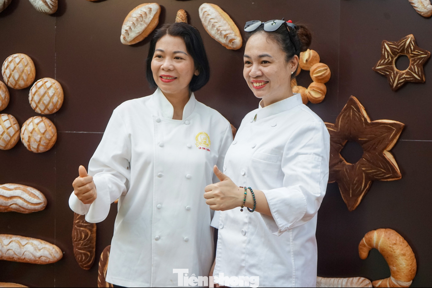 “Sau khi biết thông tin được tham dự chế biến trong lễ hội bánh mì tôi cảm thấy rất háo hức. Đồng thời, thông qua lễ hội tôi mong muốn bản thân mình sẽ có cơ hội được giao lưu, học hỏi và góp phần tôn vinh hình ảnh bánh mì đến cho du khách và bạn quốc tế”, chị Nguyễn Thị Mai (bên phải) đầu bếp đến từ Hải Phòng chia sẻ.