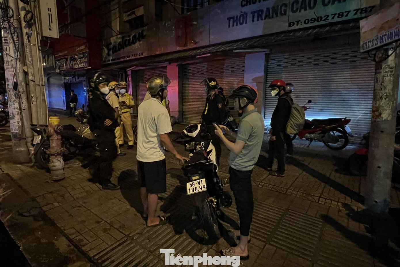 Trong quá trình tổ công tác kiểm tra thì hai nam thanh niên cho biết phương tiện mình đang chạy là mượn của bạn và đang trên đường đi đến bệnh viện vì có người thân bị tai nạn nên không có mang đầy đủ giấy tờ. Thấy 2 nam thanh niên chấp hành tốt việc kiểm tra hành chính nên tổ công tác tiến hành nhắc nhở và cho họ tiếp tục lưu thông. Trong quá trình tổ công tác kiểm tra thì hai nam thanh niên cho biết phương tiện mình đang chạy là mượn của bạn và đang trên đường đi đến bệnh viện vì có người thân bị tai nạn nên không có mang đầy đủ giấy tờ. Thấy 2 nam thanh niên chấp hành tốt việc kiểm tra hành chính nên tổ công tác tiến hành nhắc nhở và cho họ tiếp tục lưu thông.