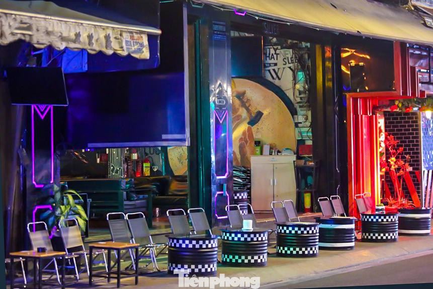 Tại phố đi bộ Bùi Viện (phường Phạm Ngũ Lão - quận1), trong ngày đầu mở cửa, lượng khách đến bar, vũ trường khá ít