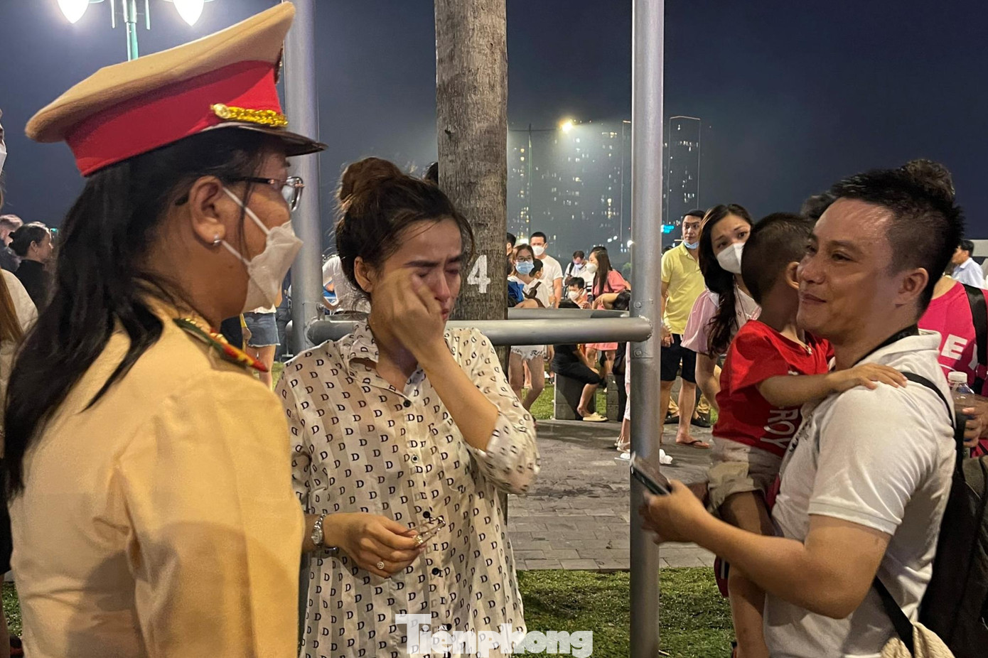 CSGT bàn giao cháu bé lại cho người thân tại khu vực công viên Bạch Đằng CSGT bàn giao cháu bé lại cho người thân tại khu vực công viên Bạch Đằng