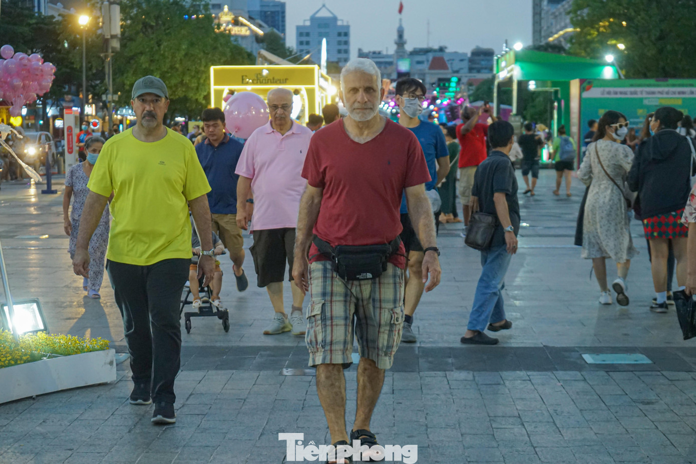 Bên cạnh khách du lịch đến từ các tỉnh thành trên cả nước, rất nhiều du khách nước ngoài cũng có mặt tại Phố đi bộ Nguyễn Huệ.