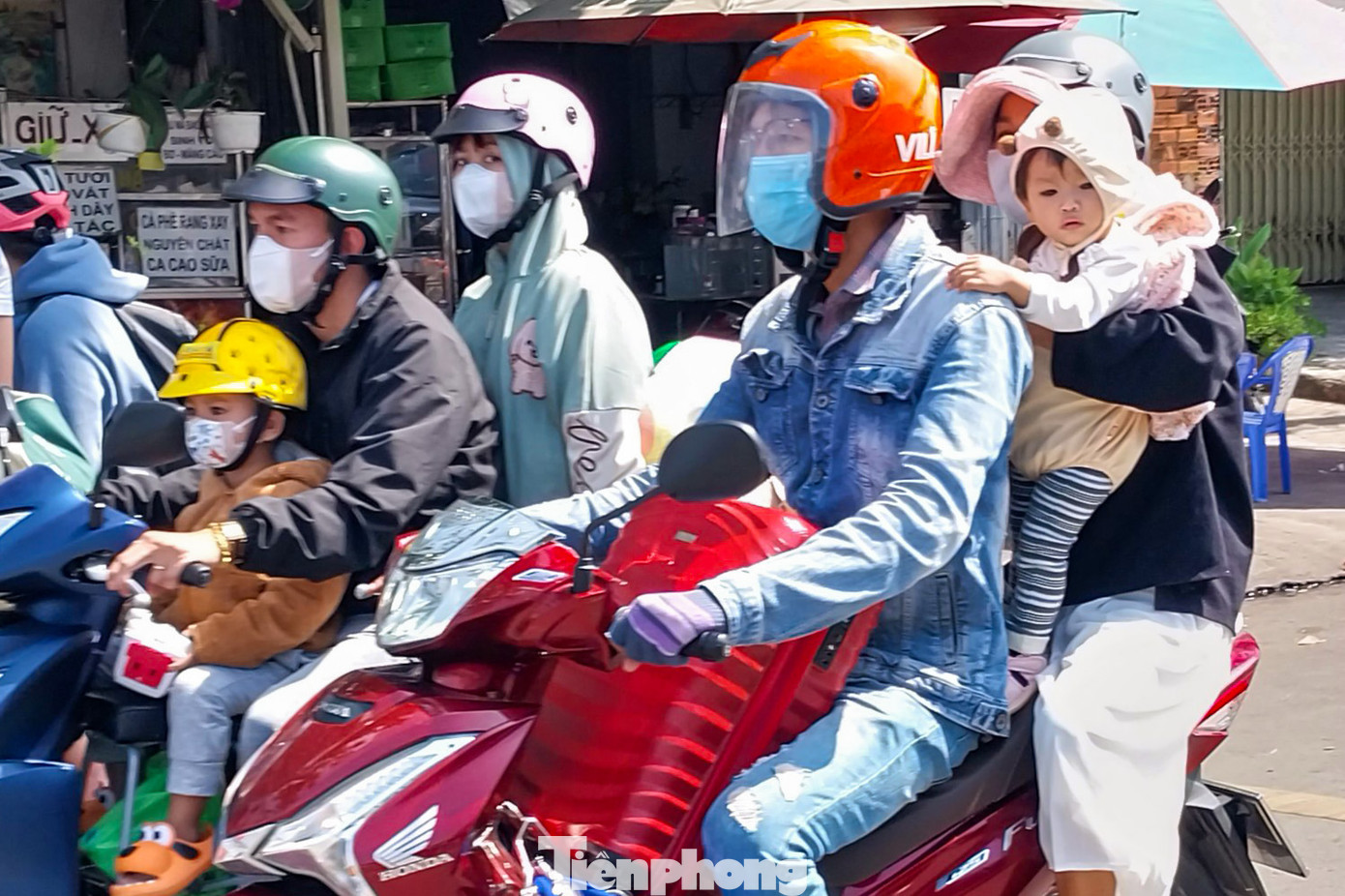 "Do trong Tết tôi có đăng ký xin làm thêm giờ vì công ty không đủ nhân viên. Qua Tết, tôi được giám đốc công ty cho phép nghỉ bù nên hôm nay mới tranh thủ rời thành phố về thăm quê", anh Lê Nhất Trung (tạm trú tại quận Bình Thạnh, TPHCM) cho biết.