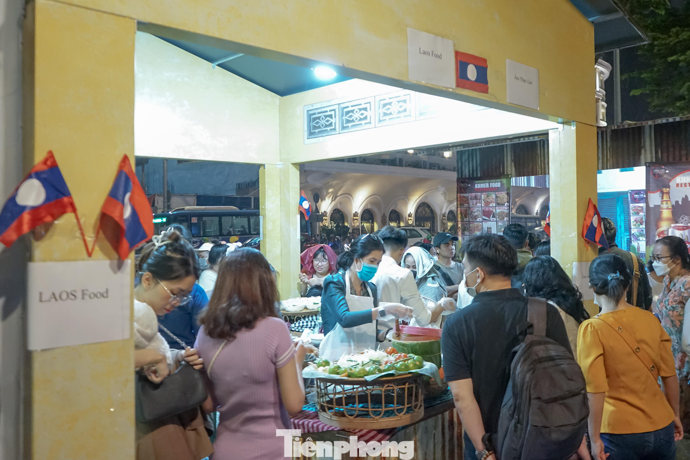 “Tôi thấy chương trình rất tuyệt, nhiều món ăn ngon mà giá lại rất rẻ, không gian đều được đầu tư cảnh trí đẹp mắt, người bán cũng rất vui vẻ thân thiện”, anh Lee Kidsen, du khách đến từ Đan Mạch chia sẻ.