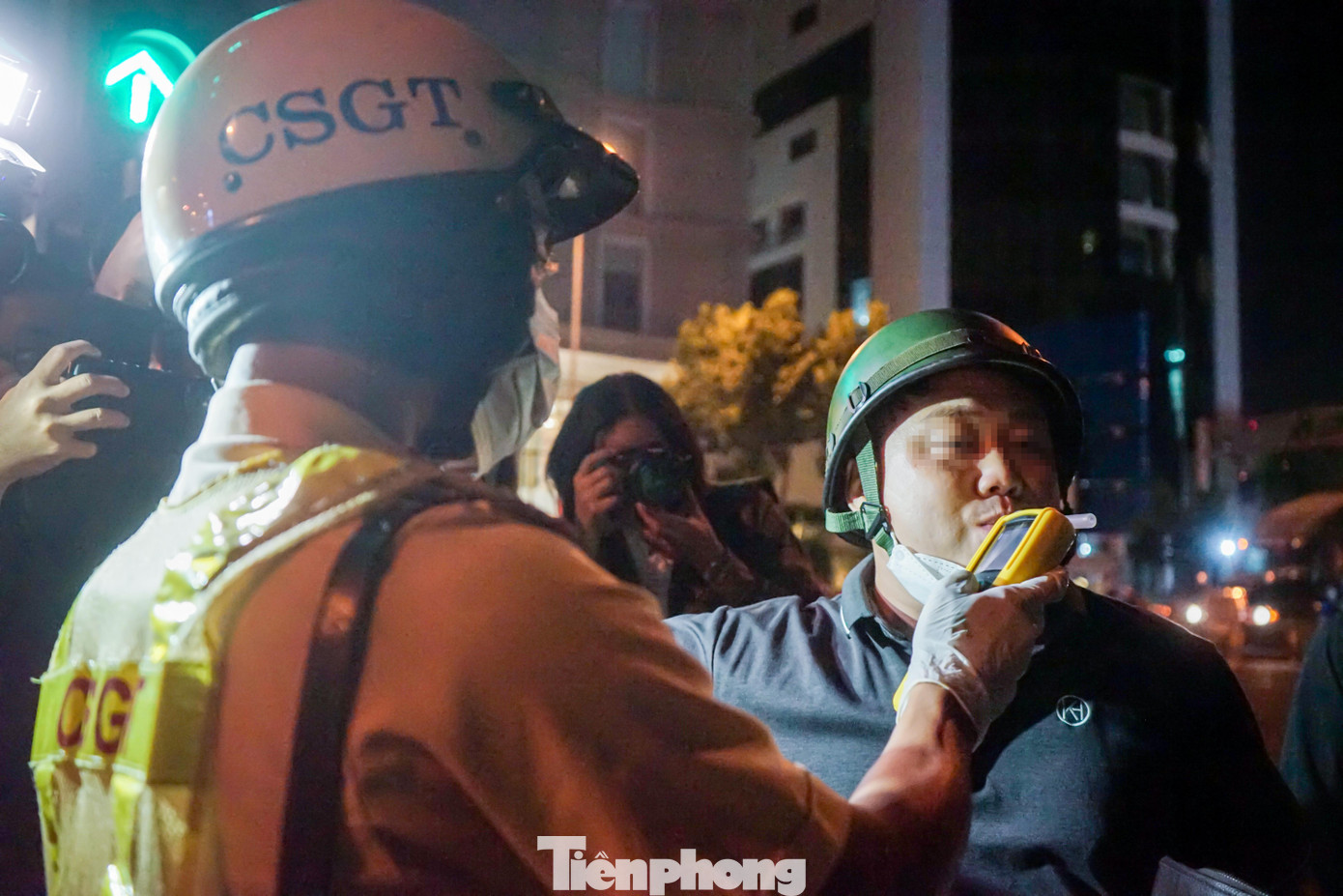 Cùng thời điểm trên, tổ công tác cũng tiến hành kiểm tra nồng độ cồn đối với trường hợp của anh N.V.H (quê tỉnh Nghệ An) khi anh H đang trên đường chở đồng nghiệp của mình về nhà sau buổi tiệc tất niên ở cơ quan