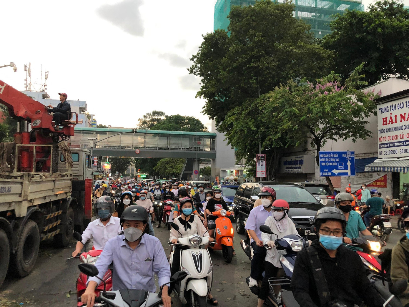 Giao thông ùn ứ kéo dài qua khu vực cây bật gốc