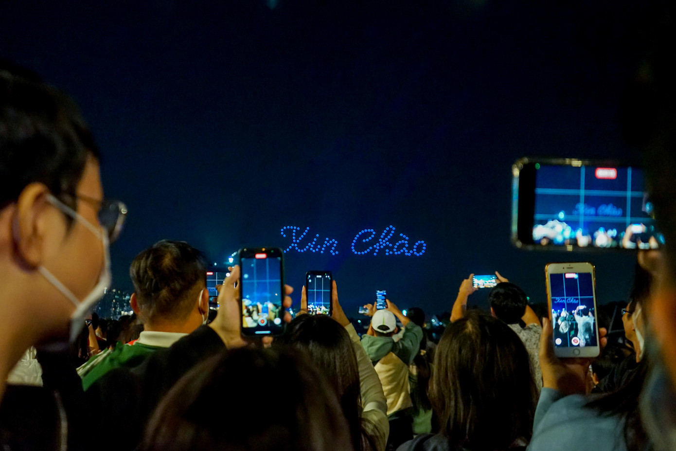 Hàng trăm chiếc flycam được điều khiển bởi công nghệ đồng bộ đã ghép lại thành những hình ảnh đẹp mắt tạo thành nhiều hình dạng khác nhau và thay đổi ánh sáng, mang đến một bữa tiệc thị giác về khoa học và công nghệ mãn nhãn cho người dân và du khách. Hàng trăm chiếc flycam được điều khiển bởi công nghệ đồng bộ đã ghép lại thành những hình ảnh đẹp mắt tạo thành nhiều hình dạng khác nhau và thay đổi ánh sáng, mang đến một bữa tiệc thị giác về khoa học và công nghệ mãn nhãn cho người dân và du khách.