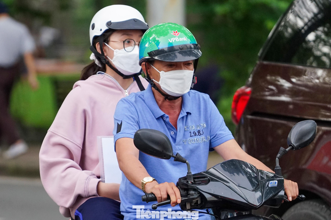 Trong sáng nay thời tiết TPHCM có nắng nhẹ nên trong lúc được phụ huynh chở đến trường, nhiều thí sinh ngồi phía sau tỏ ra khá thoải mái không như ngày thi đầu tiên.