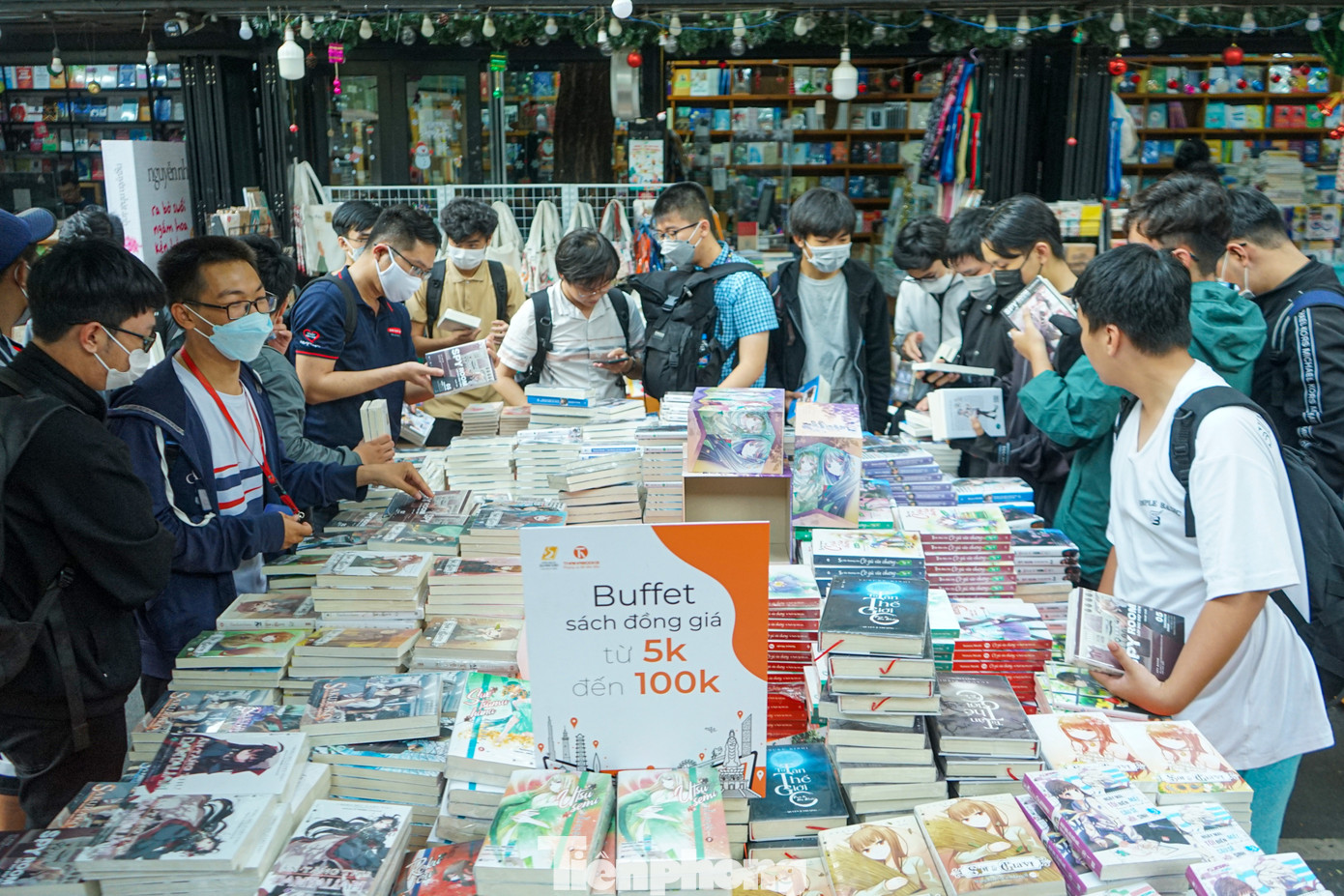 Tuy nhiên, khu vực thu hút đông đảo độc giả và du khách nhất vẫn là khu vực sách giá rẻ và khu vực diễn ra các hoạt động như bói bài tarot, chiêm tinh học, thần số học…vì có giá cả rất phải chăng. Tuy nhiên, khu vực thu hút đông đảo độc giả và du khách nhất vẫn là khu vực sách giá rẻ và khu vực diễn ra các hoạt động như bói bài tarot, chiêm tinh học, thần số học…vì có giá cả rất phải chăng.