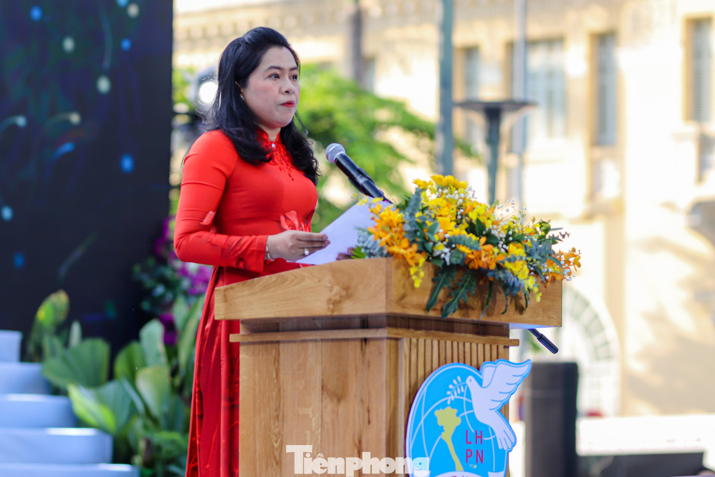 Phát biểu tại chương trình, bà Nguyễn Trần Phượng Trân, chủ tịch Hội Liên hiệp Phụ nữ TPHCM cho biết: "Không chỉ tôn vinh giá trị của áo dài và giới thiệu hình ảnh TPHCM sống động, chương trình diễu hành với áo dài còn là hoạt động tôn vinh vẻ đẹp dịu dàng của phụ nữ Việt Nam nhân kỷ niệm ngày Quốc tế Phụ nữ 8/3 và kỷ niệm 1983 năm khởi nghĩa Hai Bà Trưng".