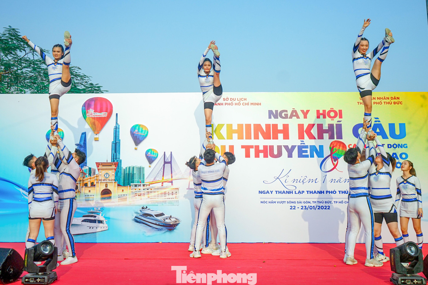 Chương trình lễ hội Tết Việt được mở đầu bằng những tiết mục văn nghệ Chương trình lễ hội Tết Việt được mở đầu bằng những tiết mục văn nghệ