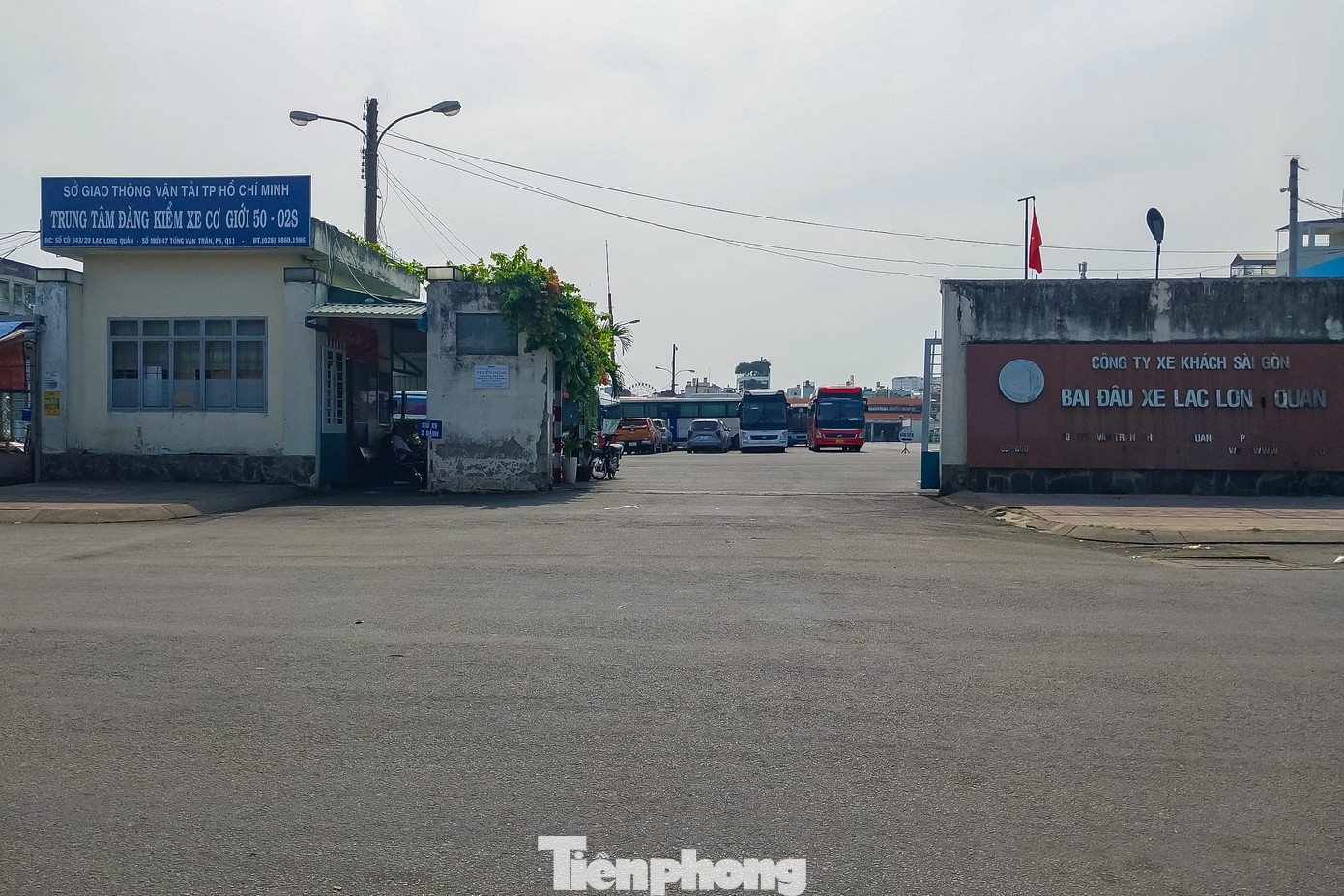 Khung cảnh vắng lặng bên ngoài lẫn bên trong Trung tâm đăng kiểm xe cơ giới 5002S (quận 11) Khung cảnh vắng lặng bên ngoài lẫn bên trong Trung tâm đăng kiểm xe cơ giới 5002S (quận 11)