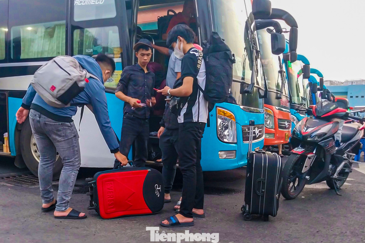 “Vì biết trước các khu vực bên trong bến xe sẽ rất đông nên tôi và bạn đã tranh thủ đi sớm để tránh bị kẹt xe, xếp hàng chờ”, anh Nguyễn Tuấn Anh (ngụ quận Gò Vấp) chia sẻ.