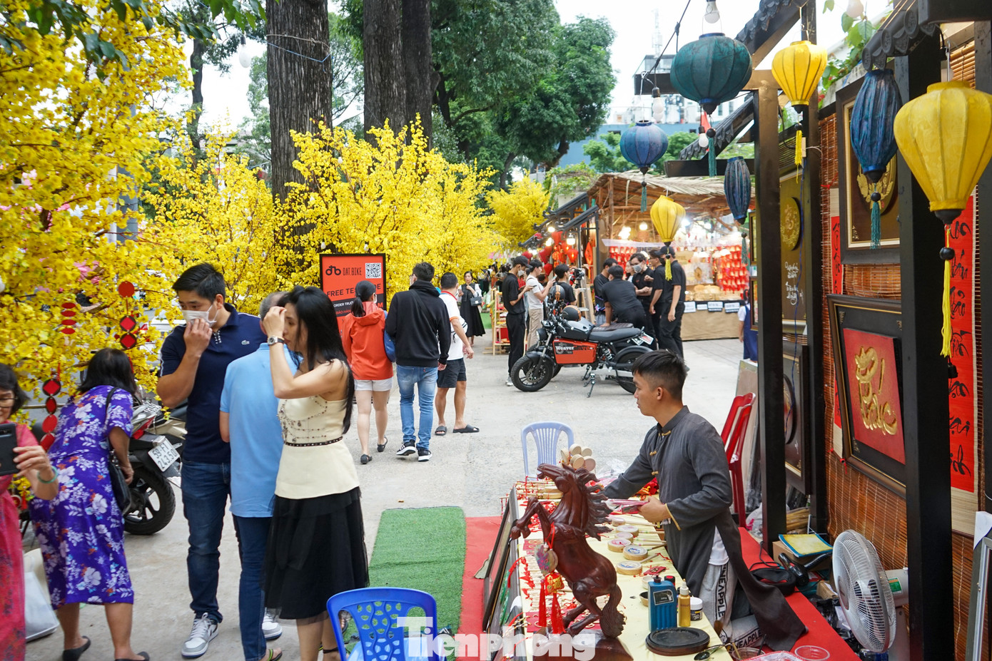 Chiều ngày 6/1 đông đảo người dân có mặt tại Phố ông đồ của Nhà Văn hóa Thanh niên (Quận 1-TPHCM) để tham quan, chụp hình du Xuân