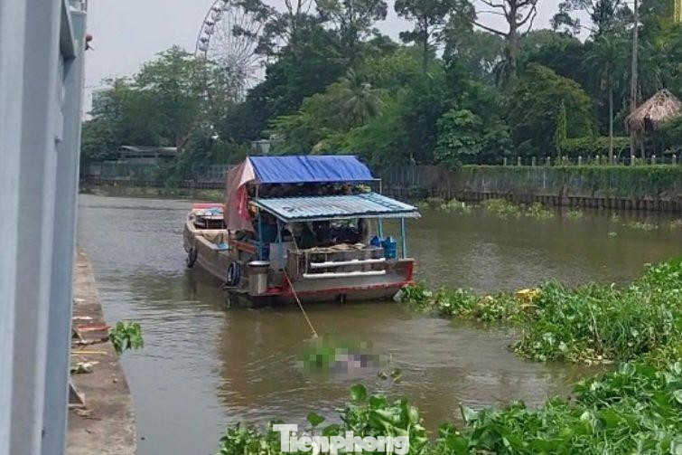 Lực lượng công an nhờ hỗ trợ một ghe tàu của người dân để dễ dàng vớt thi thể Lực lượng công an nhờ hỗ trợ một ghe tàu của người dân để dễ dàng vớt thi thể